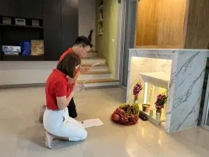 คุณภูดิทและภรรยาทำพิธีไหว้ ตี่จู้ หินอ่อน ขนาด 27นิ้ว พร้อมช่องหินอ่อนที่ได้ทำไว้อยู่แล้ว