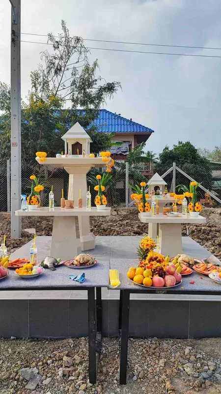 ศาลพระภูมิหินอ่อนขนาดใหญ่ 120x120 ซม. พร้อมโต๊ะวางของไหว้หินอ่อนเข้าชุด ดีไซน์ Modern Luxury ณ โรงงาน Woodden