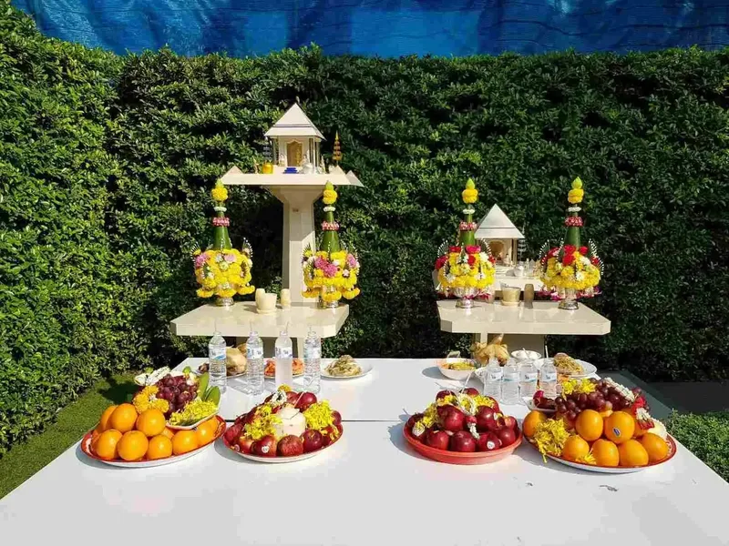 ชุดศาลพระภูมิ และศาลตายาย หินอ่อน Modern Luxury ขนาดใหญ่ 120x120 ซม. ติดตั้ง ณ โรงงาน Woodden อยุธยา