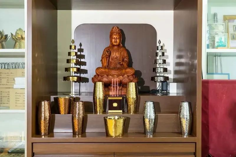 ชุดเคริ่องไหว้ แสตนเลส 304 ชุบ Titanium สี Gold / Rose Gold / Silver วางคู่กันทั้งสามสี ณ ร้าน Aviva Spirit เงางามเสมอ ไม่หมอง ไม่ลอก ไม่ดำ ไม่ขึ้นสนิม ทำความสะอาดง่าย