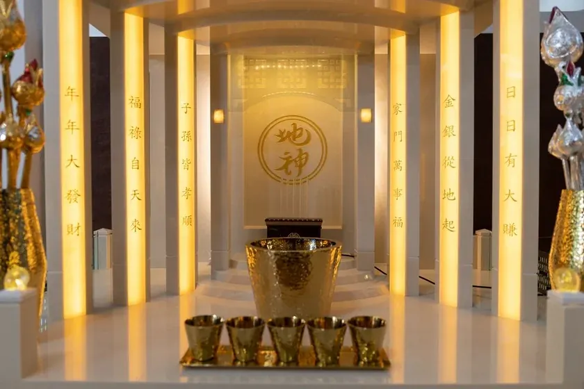 Aviva Spirit นำเสนอ ตี่จู้ หินอ่อน Modern Luxury ขนาด 42 นิ้ว โดดเด่นด้วยเสาไฟอักษรจีนมงคล 6 เสา อลังการที่สุด ออกแบบโดย อาจารย์ สุภชัย วิวัฒนประเสริฐ และได้รับคำปรึกษาจาก อาจารย์ เกรียงไกร บุญธกานนท์