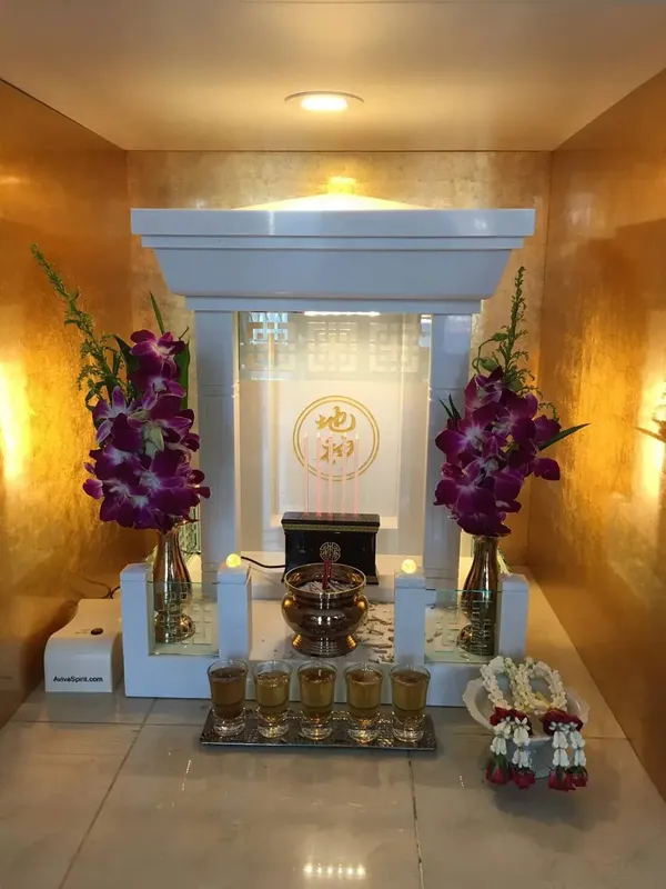 ตี่จู้ หินอ่อน ขนาด 18.5 นิ้ว มีแจกันดอกไม้ประดับตกแต่งเพื่อความสวยงาม ตั้งข้างในช่องที่ลูกค้าทำไว้ ไฟส่องด้านหลัง ดูสง่างาม เพื่อมองเห็นขอบรั้วอะครีลิค ได้ชัดขึ้น หลังคาตั้งฉาก 45 องศา ได้รับแรงบันดาลใจจากทรงเก๋งจีน