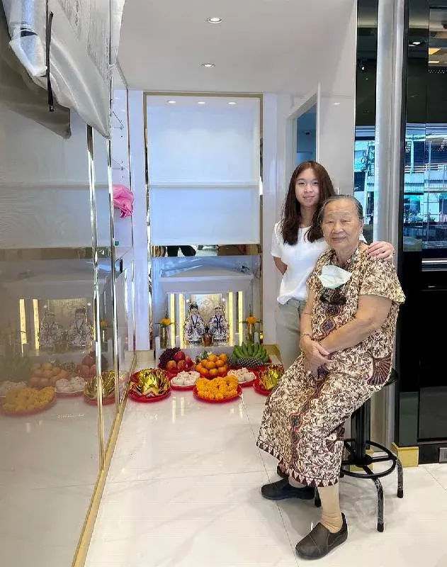 คุณยายเจ้าของร้านทองเพชรสุกานถ่ายภาพคู่กับ ตี่จู้เอี๊ยะ หินอ่อน Modern Luxury ขนาด 35 นิ้ว จาก Aviva Spirit