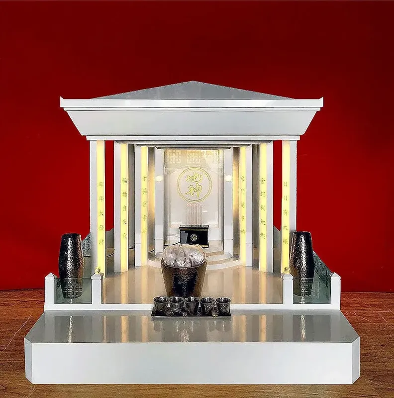 ศาลเจ้าที่จีน หินอ่อน ตี่จู้ โมเดิร์น ขนาด 42 นิ้ว มีเสาไฟอักษรจีนมงคลเรืองแสง 3 คู่ 6 เสา สีขาวครีม พร้อมแท่นวางของไหว้ ณ โชว์รูม Aviva Spirit ถูกหลักฮวงจุ้ย โดย อาจารย์สุภชัย วิวัฒนะประเสริฐ