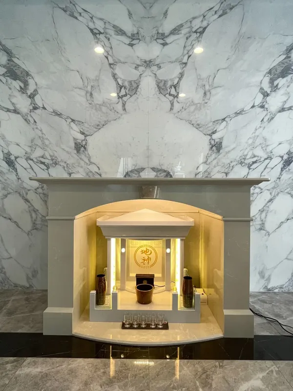 ตู้ครอบศาลเจ้า หินอ่อน Modern Luxury ด้านหน้า โดย Aviva Spirit