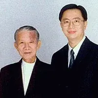 อาจารย์ สุภชัย วิวัฒนะประเสริฐ ถ่ายรูปคู่กับ อาจารย์ เกรียงไกร บุญธกานนท์ ประธานชมรมภูมิโหราศาสตร์
