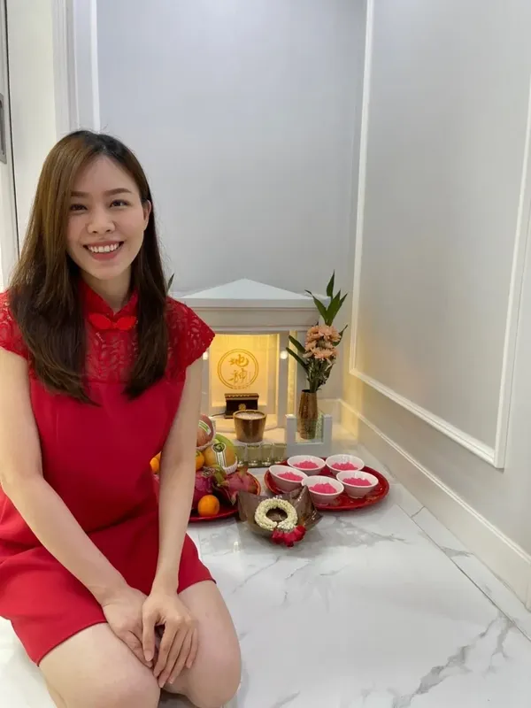 ตี่จู้ หินอ่อน Modern Premium ขนาด 24 นิ้ว สีเบจน้ำตาลอ่อน หลังเสร็จสิ้นพิธีอัญเชิญและตั้งไหว้ ณ บ้านคุณจิม