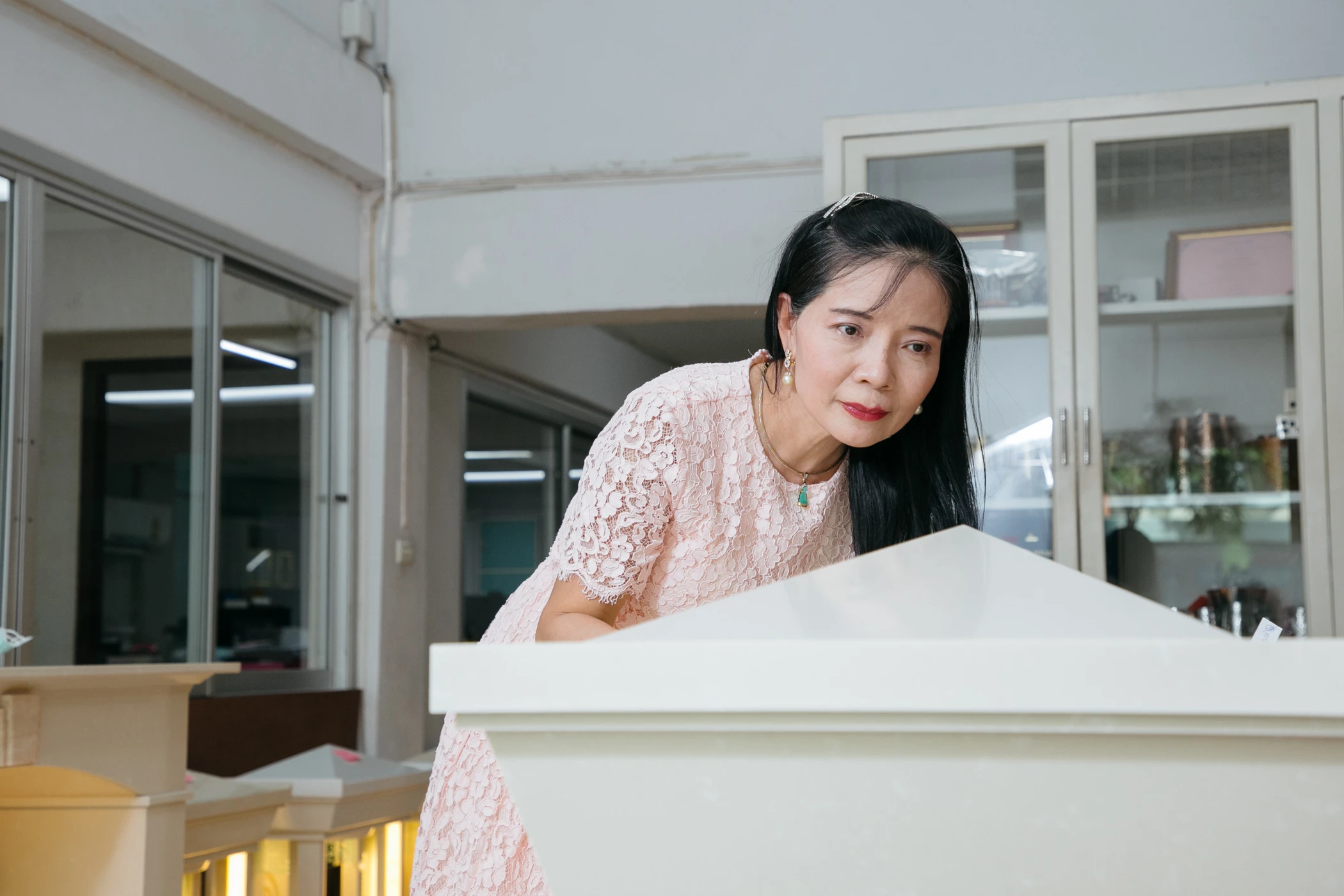 ตี่จู้เอี๊ยะหินอ่อน ขนาด 24 นิ้ว โทนสีเบจอบอุ่น โดย Aviva Spirit