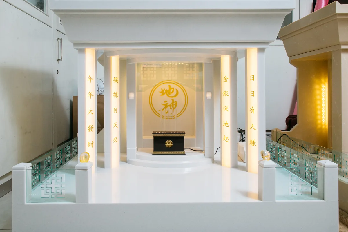 ศาลเจ้าจีนหินอ่อนสีขาว ดีไซน์โมเดิร์นพร้อมไฟ LED สวยงามทันสมัย Aviva Spirit